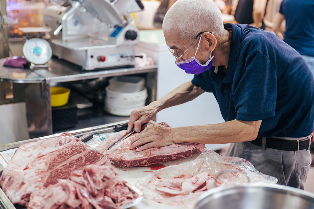 屏東觀光夜市店家備料的真實工作場景
